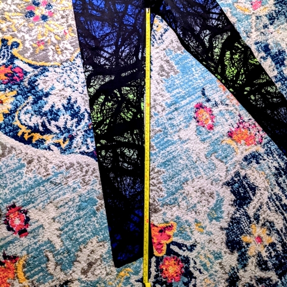 🌺SOLD🌺  Athletic, Nike Dri-fit  Running Tights - Size M -Tree Branch Pattern - Picture 4 of 7